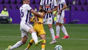 Riqui Puig disputa el balón con Fede San Emeterio durante el Real Valladolid-Barça de La Liga 2019/20 Riqui Puig disputa el balón con Fede San Emeterio durante el Real Valladolid-Barça de La Liga 2019/20