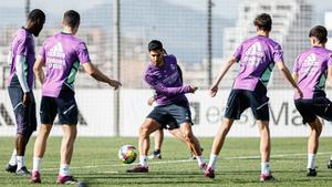 Los jugadores del Real Madrid disponibles se ejercitan con el Castilla