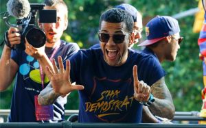 Alves seguirá ocupando el carril derecho Alves seguirá ocupando el carril derecho