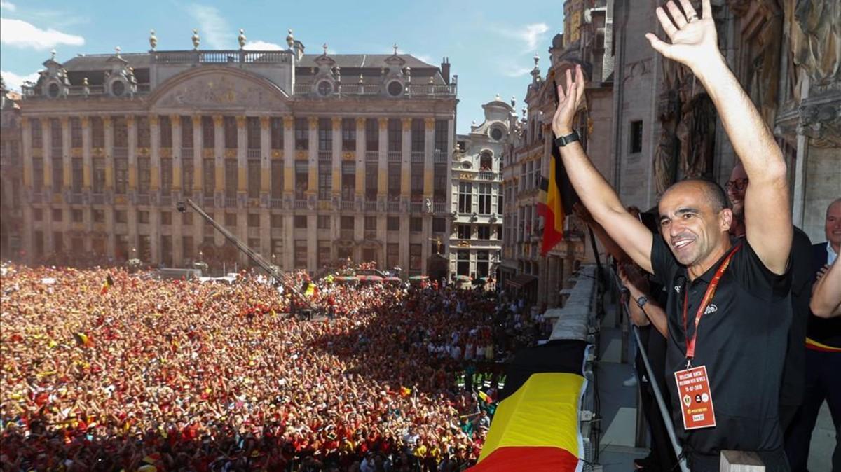 Roberto Martínez, en el balcón del ayuntamiento delante de miles de aficionados