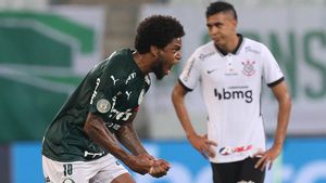 Luiz Adriano celebra uno de los dos goles que marcó al Timao Luiz Adriano celebra uno de los dos goles que marcó al Timao