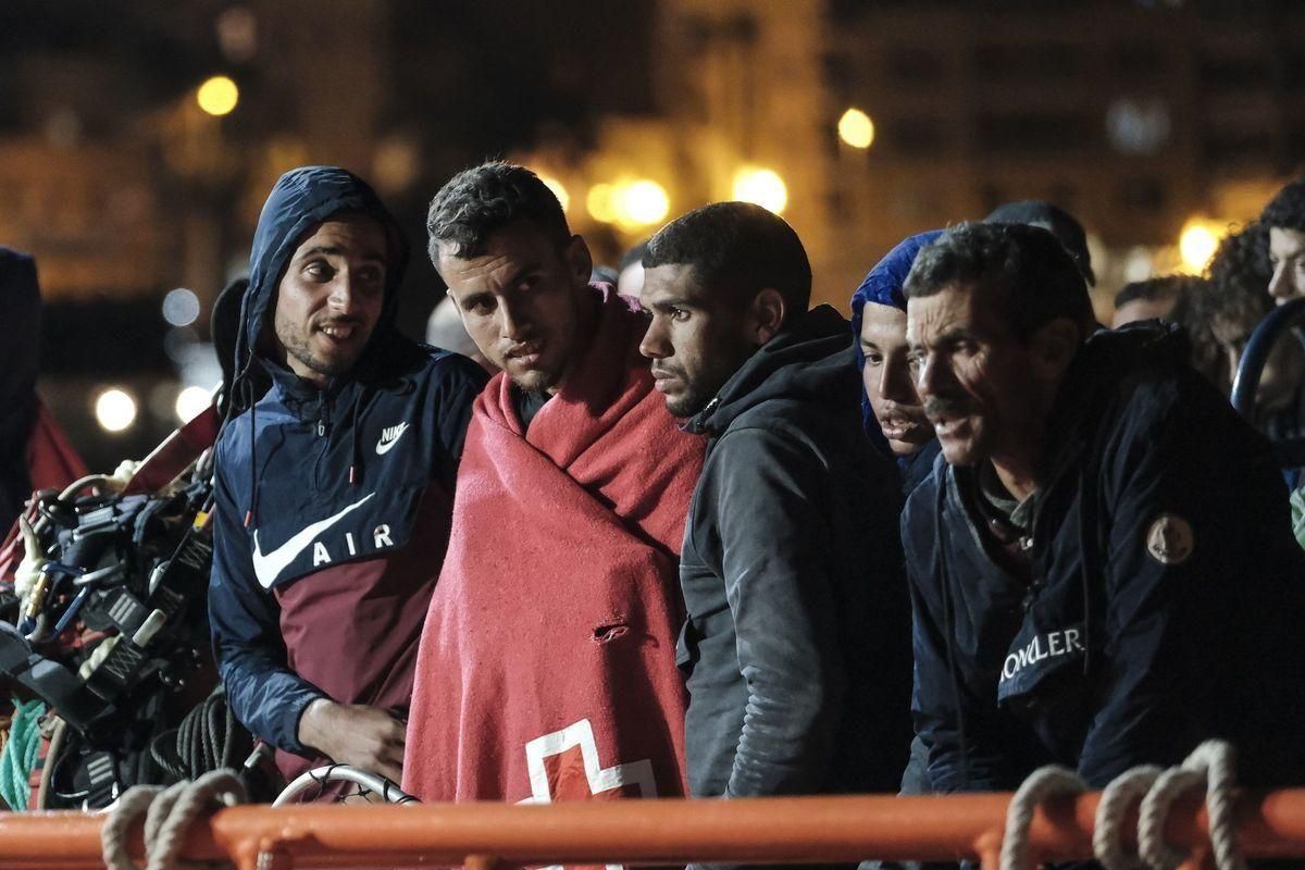 Salvamento Marítimo rescata a 30 personas de un Cayuco que llegó a Gran Canaria. Salvamento Marítimo rescata a 30 personas de un Cayuco que llegó a Gran Canaria.