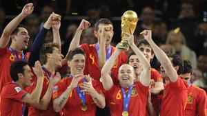 Andrés Iniesta, levantando la única Copa del Mundo ganada hasta ahora por España