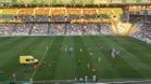¡El hermano de Gudelj cayó desplomado en medio del terreno de juego! Una ambulancia tuvo que entrar al campo...