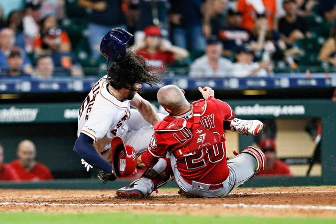 Jake Marisnick # 6 de los Houston Astros choca con el receptor Jonathan Lucroy # 20 de los Angeles Angels of Anaheim cuando intenta anotar en la octava entrada en el Minute Maid Park en Houston, Texas. Jake Marisnick # 6 de los Houston Astros choca con el receptor Jonathan Lucroy # 20 de los Angeles Angels of Anaheim cuando intenta anotar en la octava entrada en el Minute Maid Park en Houston, Texas.