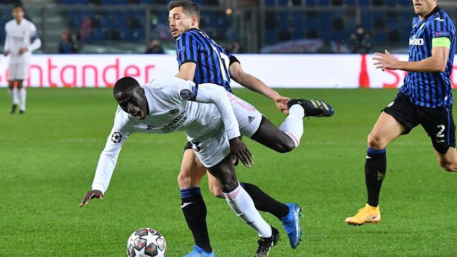 Freuler derriba a Mendy Freuler derriba a Mendy