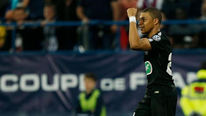 Mbappé celebra uno de los dos tantos que consiguió Mbappé celebra uno de los dos tantos que consiguió