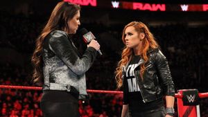 Becky Lynch y Stephanie McMahon Becky Lynch y Stephanie McMahon