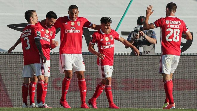 Jugadores del Benfica festejan un gol en una imagen de archivo Jugadores del Benfica festejan un gol en una imagen de archivo