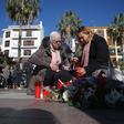 Dos mujeres colocan una vela en el sitio donde asesinaron al sacristán Diego Valencia de la iglesia de la Palma en Algeciras (Cádiz).