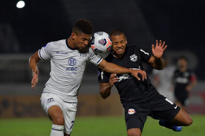 Una acción durante el Bragantino - Talleres. Una acción durante el Bragantino - Talleres.