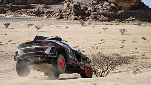 Sainz, al volante del Audi RS e-tron, en el desierto saudí