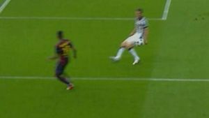 Lichtsteiner corta un centro y provoca un penalti que no señaló el colegiado Lichtsteiner corta un centro y provoca un penalti que no señaló el colegiado