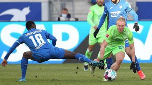 Samassekou y Schlager pugnan por un balón durante el Hoffenheim - Wolfsburgo Samassekou y Schlager pugnan por un balón durante el Hoffenheim - Wolfsburgo