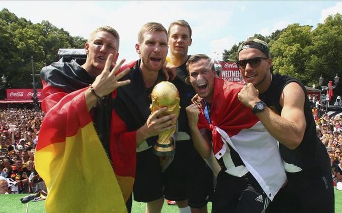 Los jugadores alemanes, con la Copa del Mundo Los jugadores alemanes, con la Copa del Mundo