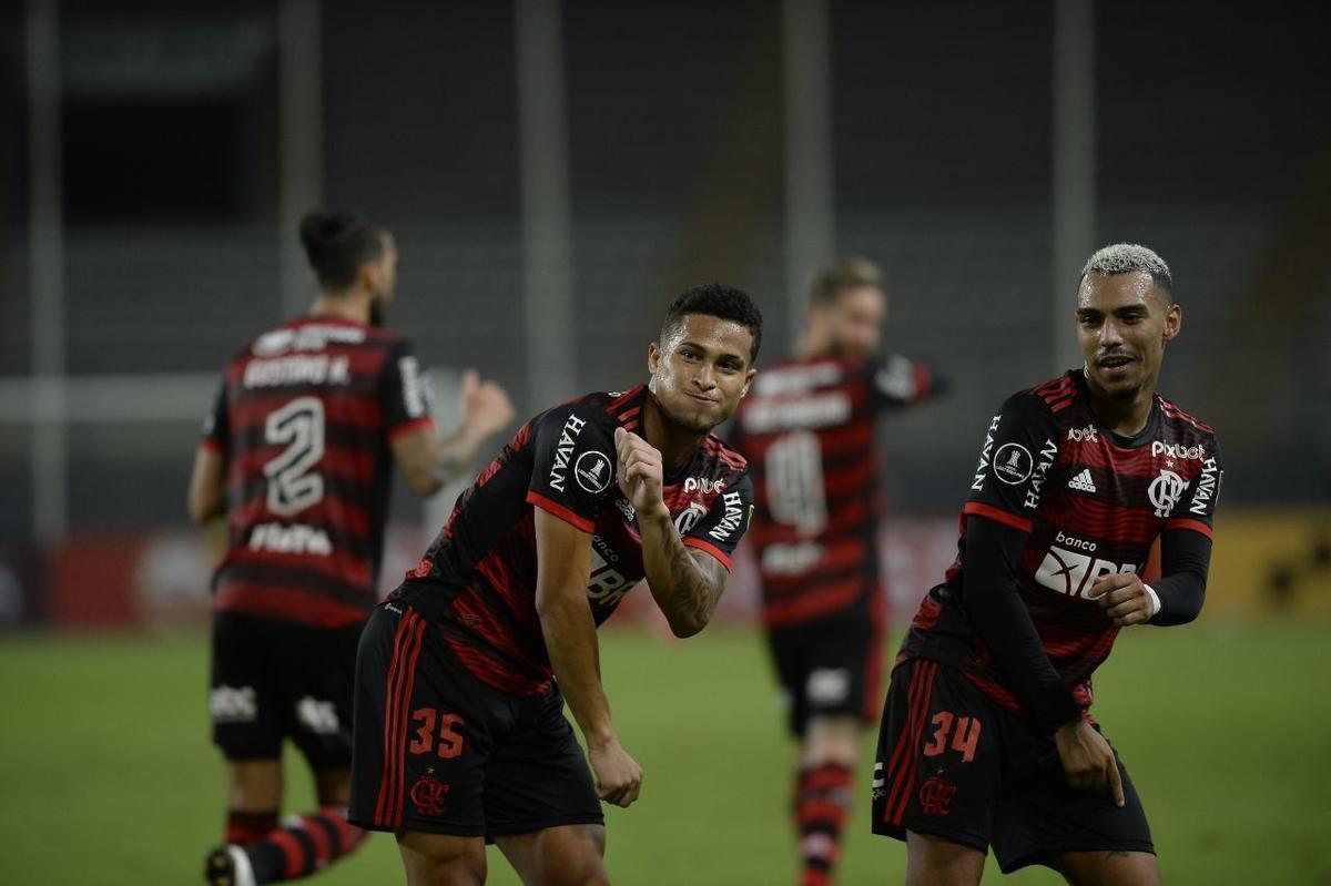 Jugadores del Flamengo celebran un tanto.