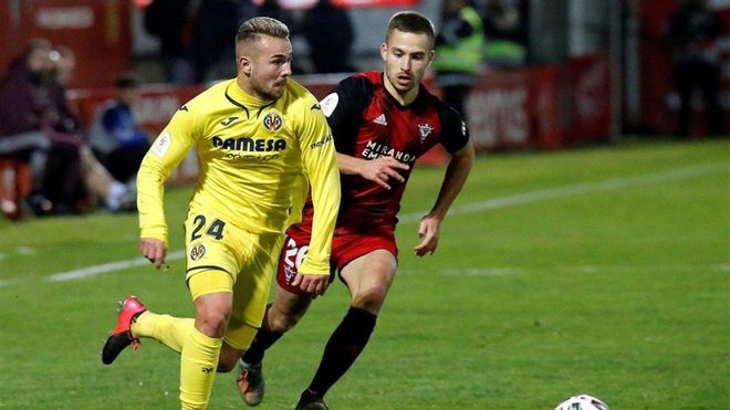 Franquesa persigue a Ontiveros en un lance de partido Franquesa persigue a Ontiveros en un lance de partido