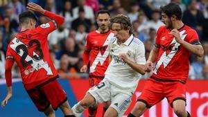 Jugadores del Rayo Vallecano frente a Luka Modric