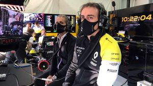 Alonso, junto a Prost, durante los test en Abu Dhabi Alonso, junto a Prost, durante los test en Abu Dhabi