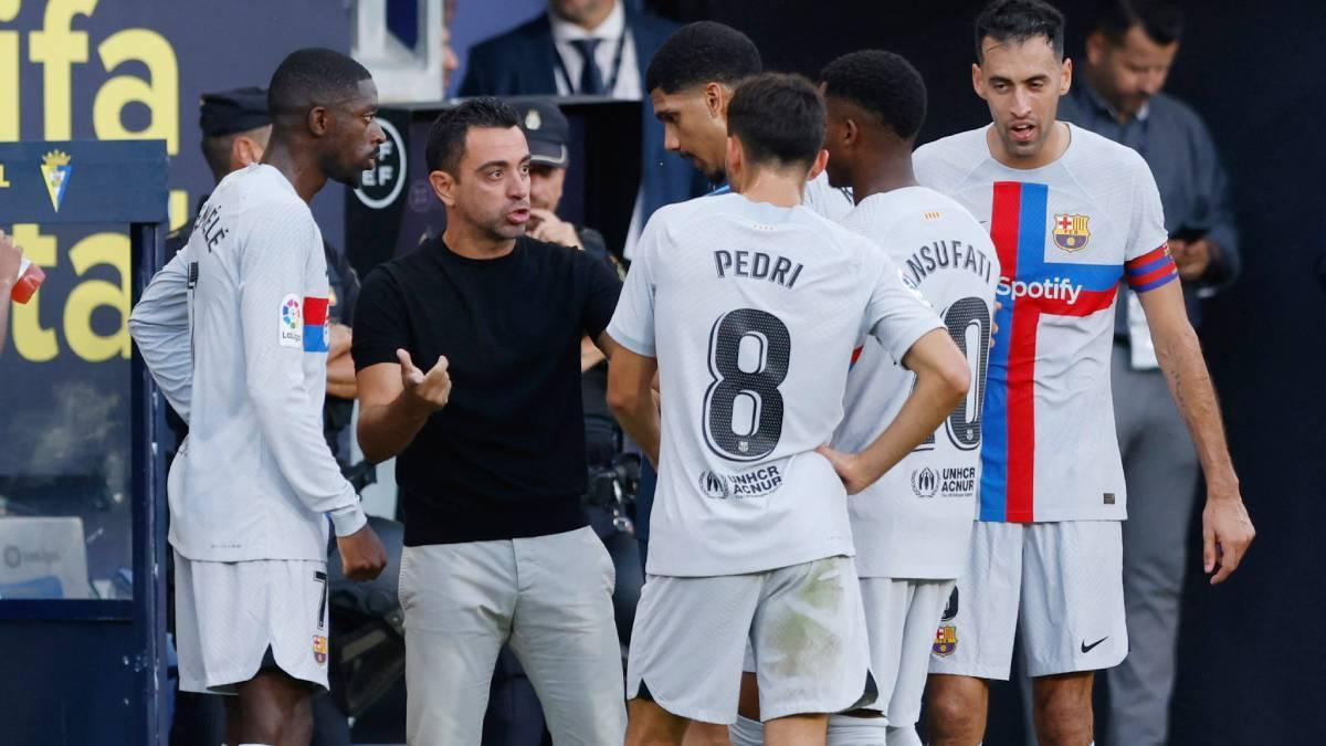 Dembélé escucha indicaciones de Xavi en un parón del partido en Cádiz