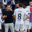 Dembélé escucha indicaciones de Xavi en un parón del partido en Cádiz