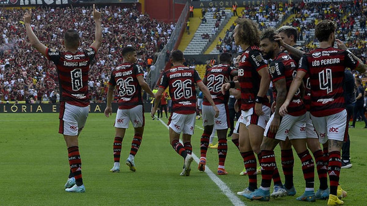 Los futbolistas del Flamengo celebran el tanto de Gabigol que dio el título