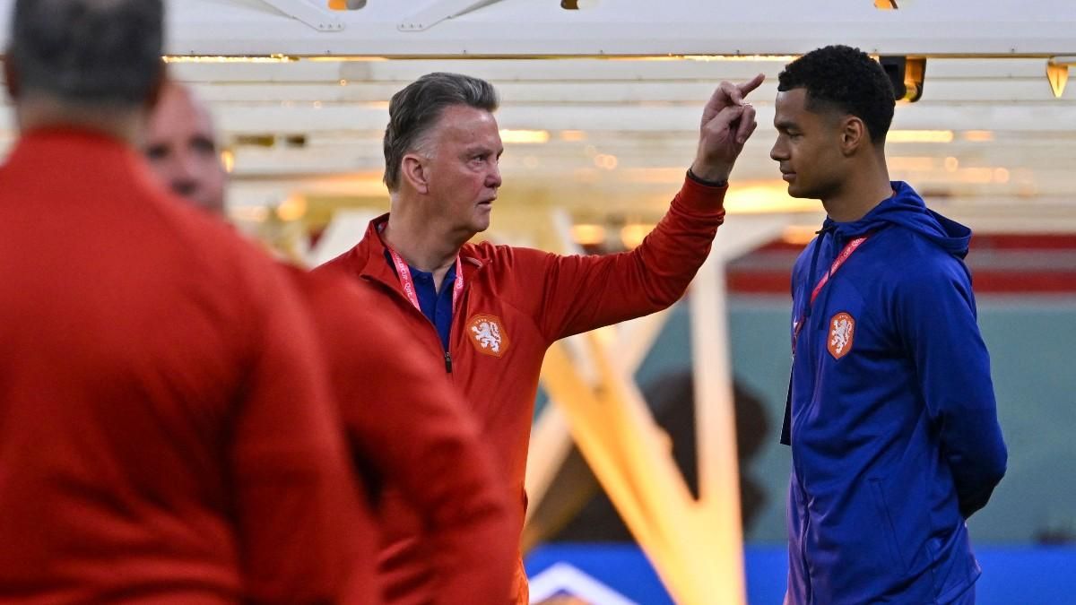 Van Gaal da instrucciones a Gakpo, que se presume titular ante Senegal, en un entrenamiento Van Gaal da instrucciones a Gakpo, que se presume titular ante Senegal, en un entrenamiento