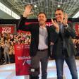 El secretario general del PSOE y presidente del Gobierno, Pedro Sánchez (d), y el alcalde de Valladolid y candidato socialista a la reelección, Óscar Puente (i), durante un acto de campaña  en Valladolid.