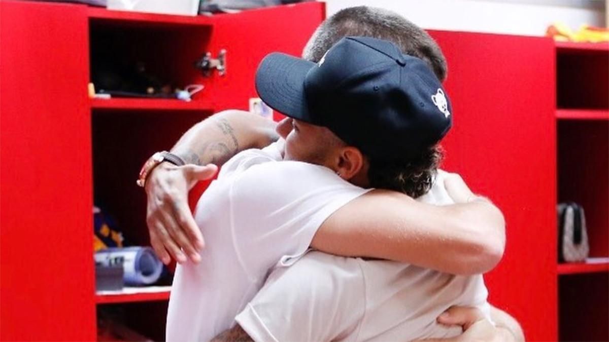 Piqué se despidió de Neymar en el vestuario azulgrana Piqué se despidió de Neymar en el vestuario azulgrana