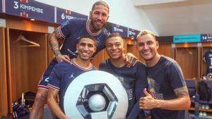 Mbappé, Achraf, Keylor y Ramos con el trofeo de la Ligue 1
