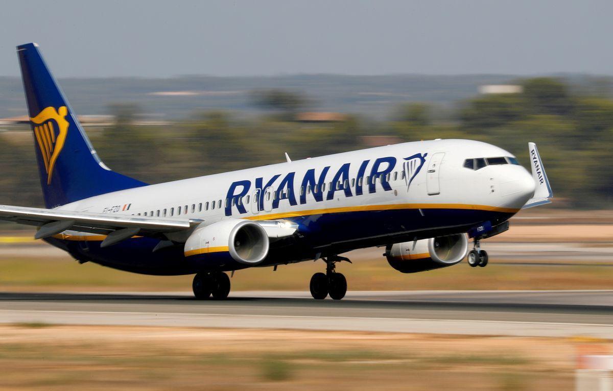 Un avión de Ryanair a punto de despegar.