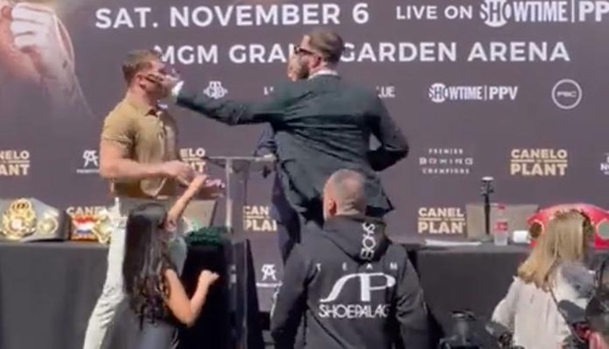 Canelo Alvarez y Caleb Plant intercambian golpes en rueda de prensa Canelo Alvarez y Caleb Plant intercambian golpes en rueda de prensa