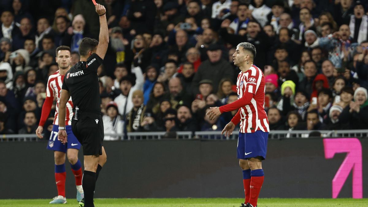 ¡Ángel Correa sancionó a los partidos tras su expulsión en el derbi!