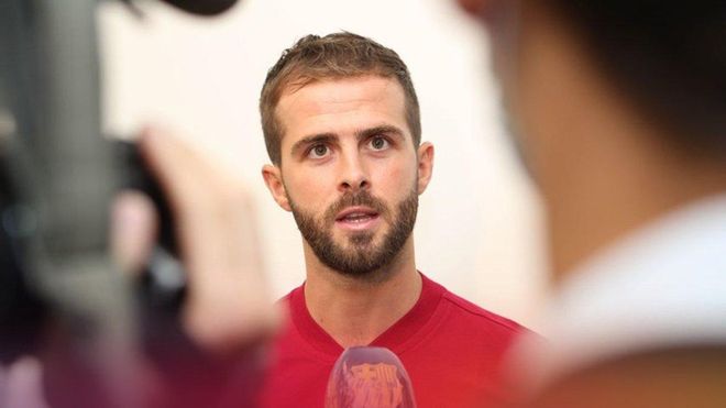 Pjanic, con los medios del club Pjanic, con los medios del club