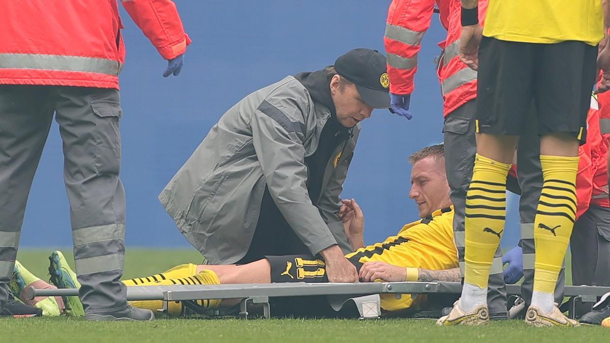 Marco Reus se retiró en camilla debido a una lesión en el tobillo