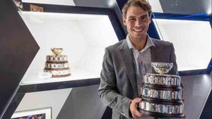 Nadal muestra la Copa Davis conquistada Nadal muestra la Copa Davis conquistada