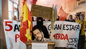 Unos manifestantes queman una imagen de Aragonès en un acto del 1-O en Girona