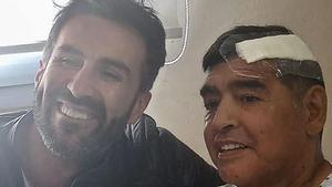 Maradona, junto a Leopoldo Luque, su médico que ahora está siendo investigado