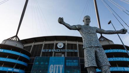 La estatua de Vincent Kompany en los exteriores del Etihad Stadium