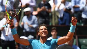 Rafa Nadal alza los brazos ante el respetable de la Philippe Chatrier Rafa Nadal alza los brazos ante el respetable de la Philippe Chatrier