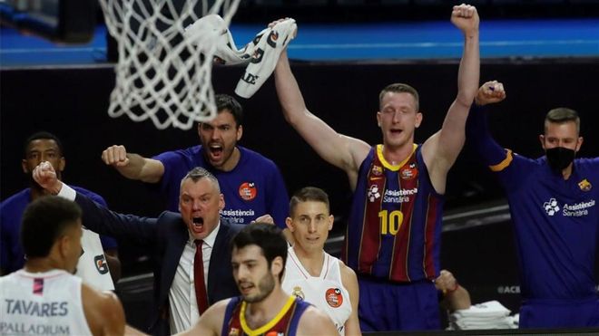 Jasikevicius celebra una acción de su equipo durante el partido Jasikevicius celebra una acción de su equipo durante el partido