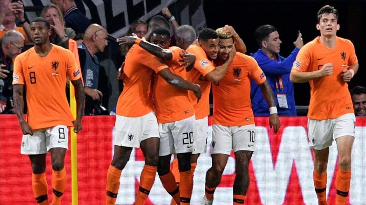 Holanda celebrando el gol de Depay Holanda celebrando el gol de Depay