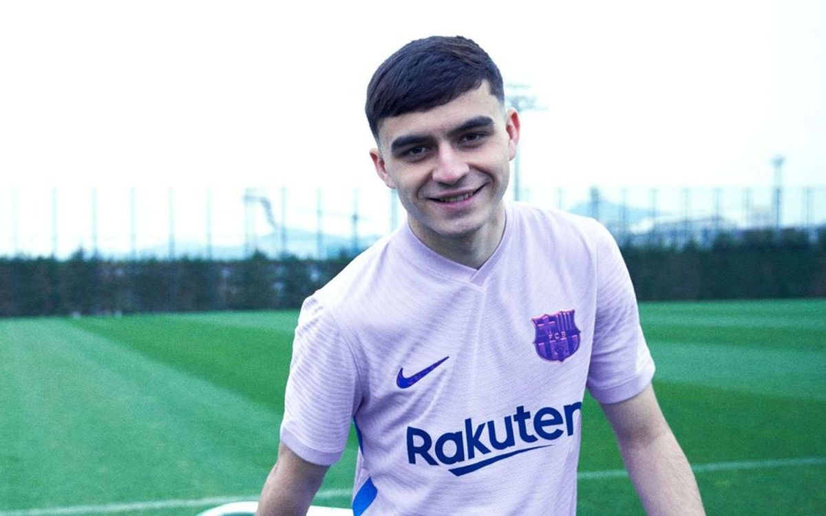 Pedri con la segunda equipación de la temporada 2021-22 Pedri con la segunda equipación de la temporada 2021-22