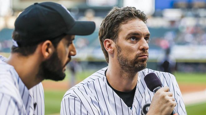 Mirotic y Pau Gasol, con la camiseta de los Chigado White Sox Mirotic y Pau Gasol, con la camiseta de los Chigado White Sox