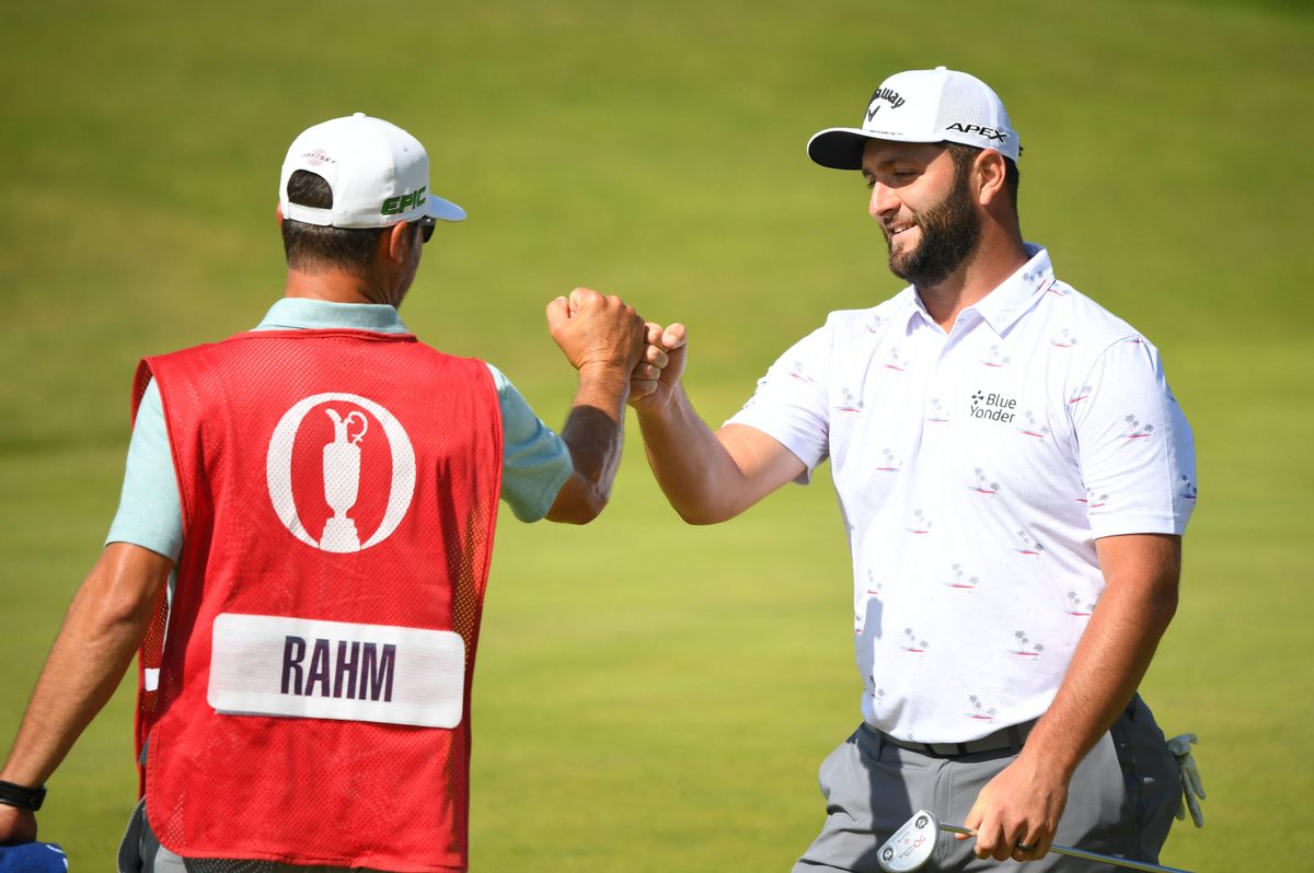 Rahm celebra un birdie con su caddie durante la tercera jornada del Open Championship Rahm celebra un birdie con su caddie durante la tercera jornada del Open Championship