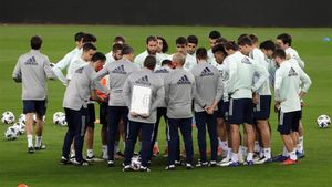 Jugadores y cuerpo técnico de la selección española, durante un entrenamiento en el estadio de La Cartuja en Sevilla Jugadores y cuerpo técnico de la selección española, durante un entrenamiento en el estadio de La Cartuja en Sevilla