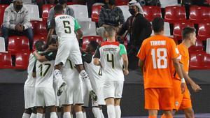 Los jugadores del Al Jazira celebran el primer gol