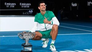 Djokovic con su trofeo de campeón Djokovic con su trofeo de campeón