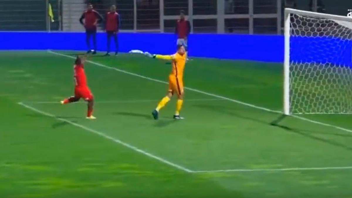 ¿Alguien entiende lo que hace el portero? Atención al autogol que marca ...
