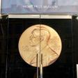 Archivo - Medala con la imagen de Alfred Nobel ante el museo del Nobel en Estocolmo